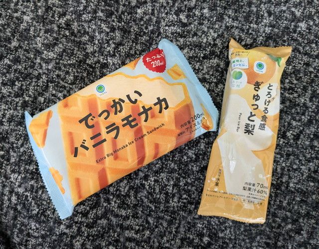 でっかいバニラモナカと とろける食感ぎゅっと梨 を並べた比較写真