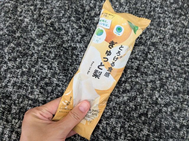 とろける食感 ぎゅっと梨のパッケージ（細長いパウチ・梨イラスト）