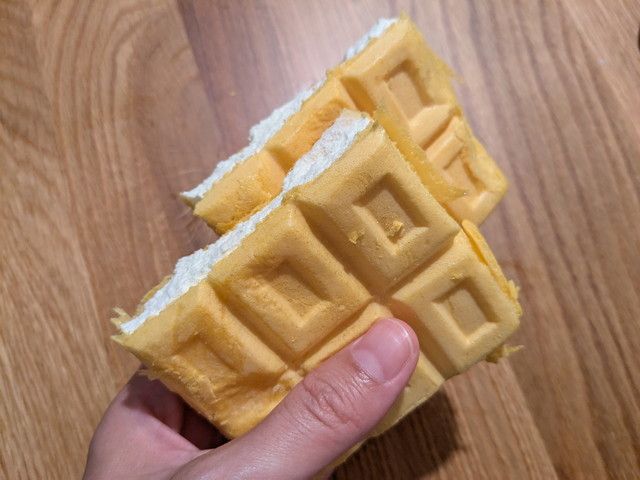 でっかいバニラモナカの本体カット（格子状のモナカ皮）