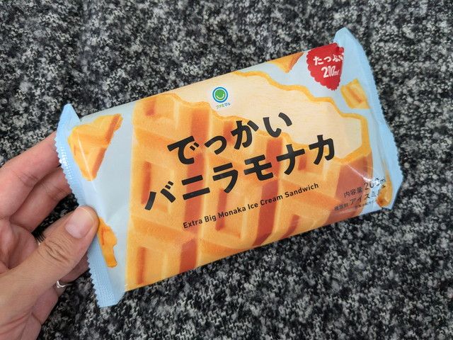 でっかいバニラモナカのパッケージ（200mlの表示・水色基調）