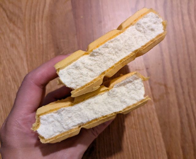 でっかいバニラモナカの断面（ぎっしり詰まったバニラ）