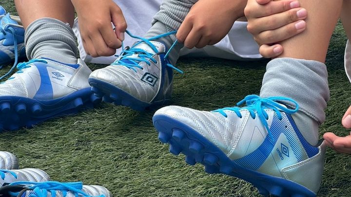 サッカー小学生の保護者、9割以上が夏の暑さを意識も…人工芝で「70℃超え」の“足元”への対策は4分の1