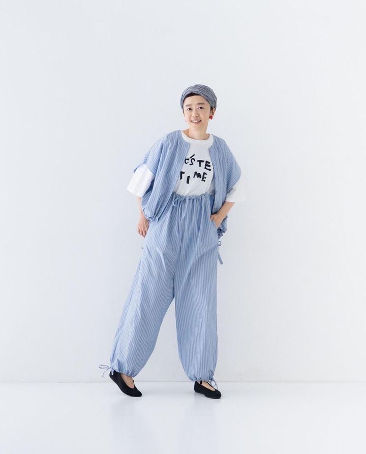 画像2: 【ネストローブ】“It’s ME” コットンストライプバルーンブラウス¥26,400、コットンストライプバルーンサロペット¥29,700、TEA TIME Tee¥14,300 nestrobe.com