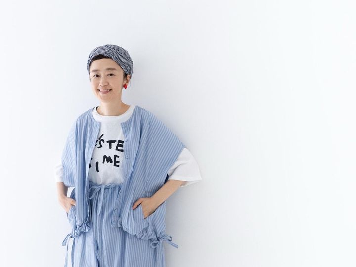 画像1: 【ネストローブ】“It’s ME” コットンストライプバルーンブラウス¥26,400、コットンストライプバルーンサロペット¥29,700、TEA TIME Tee¥14,300 nestrobe.com