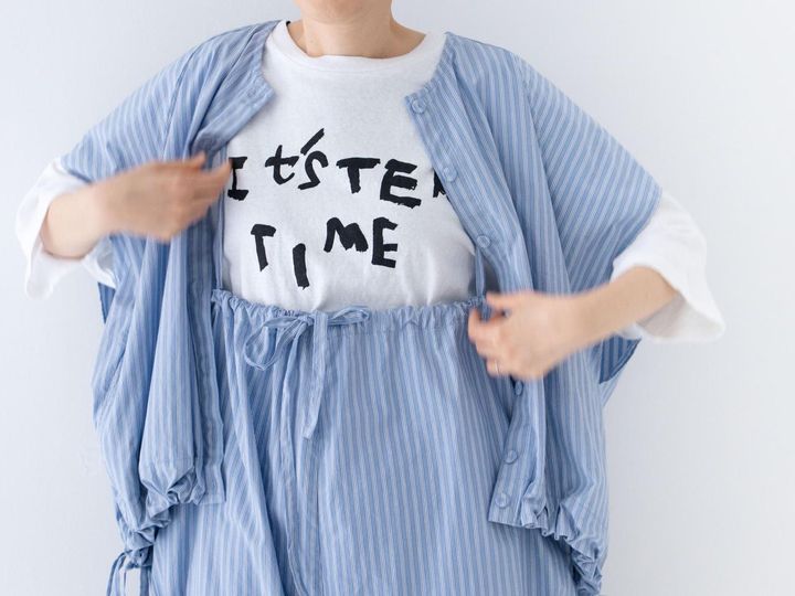画像3: 【ネストローブ】“It’s ME” コットンストライプバルーンブラウス¥26,400、コットンストライプバルーンサロペット¥29,700、TEA TIME Tee¥14,300 nestrobe.com