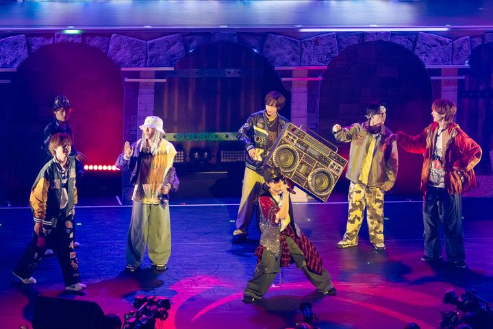 インパクト⼤だったのは、KING & feat.SUPER EIGHTの「LOVE & KING」でサングラスをかけて、⼤きなラジカセを背負い登場して歌った真⼸さん。