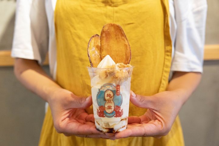 「ジーマーミソフトクリームパフェ」680円にさつまいもチップス100円をトッピング