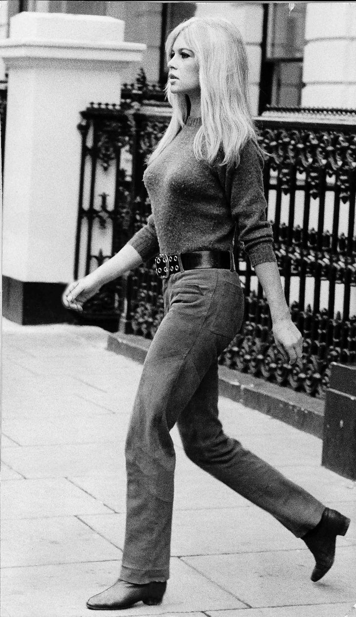 1966年スエードパンツを纏い、映画の撮影シーンに臨むブリジット・バルドー。