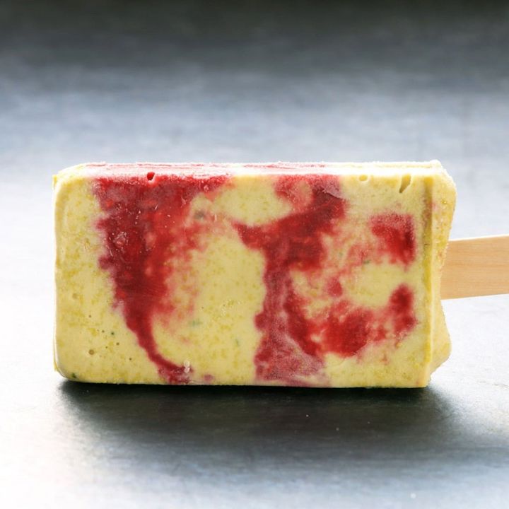 「ピスタチオ・木苺」。アーモンドミルクとオーツミルク、ピスタチオの濃厚なコクに、とろりとした木苺のソースが甘酸っぱい美味しさ。グリーンとレッド、味わいのコントラストが美しく美味しい。