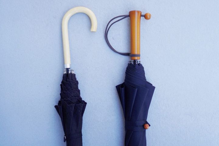 夏の装いに長傘をコーディネートのワンポイントに