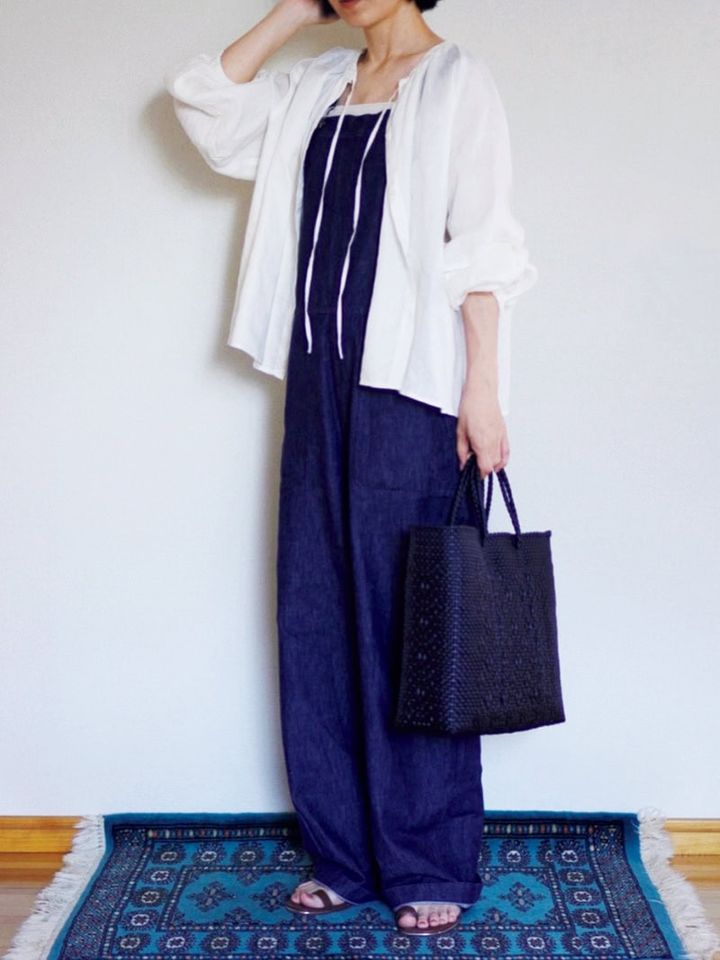 リネンのブラウスは夏のマストアイテム
