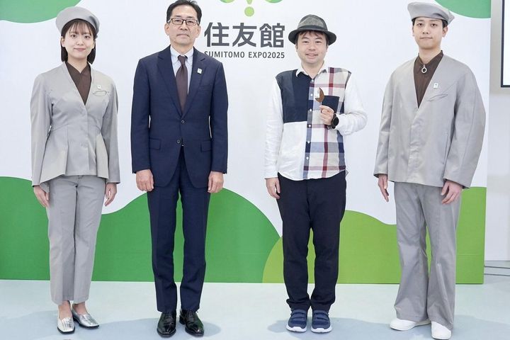 画像: サイクリングトップをベースにデザインされたブラウンのインナーには襟をあしらい、接客スタッフとしてのフォーマル感を宿らせたのだそう ©️SUMITOMO EXPO2025 PROMOTION COMMITTEE、YOHEI OHNO