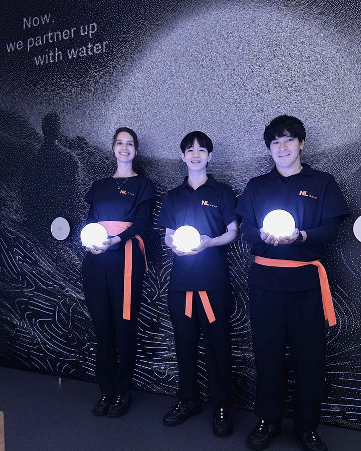 画像: 性別や年齢を問わず、誰にでも似合うニュートラルなムードがスタイリッシュなオランダ館のアテンダントユニフォーム