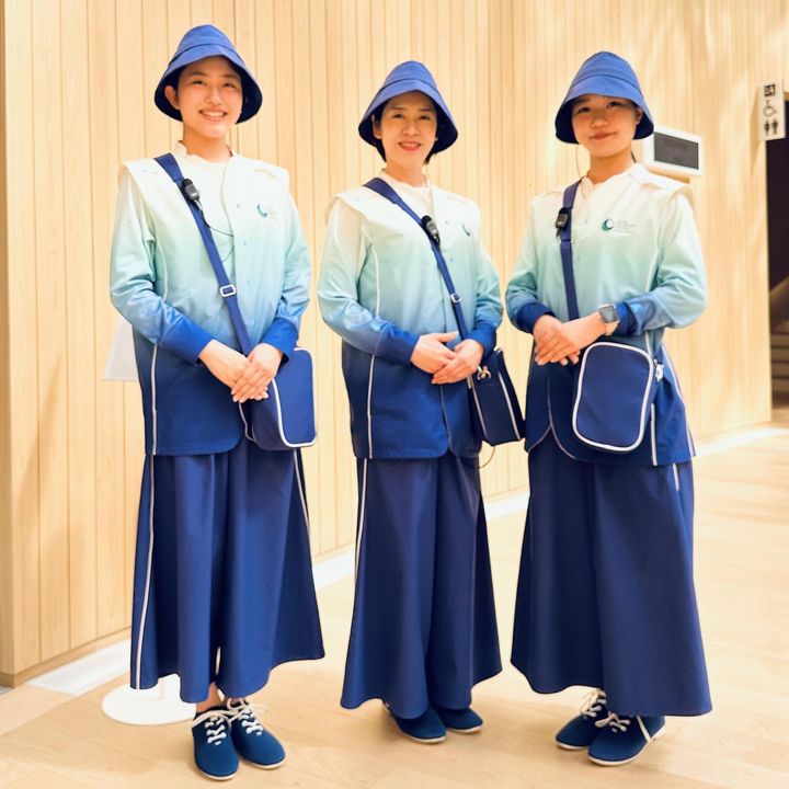 画像: ホワイトからブルーへと美しいグラデーションを描くユニフォーム。ハット・ショルダーバッグ・スニーカーなど小物もブルーで統一