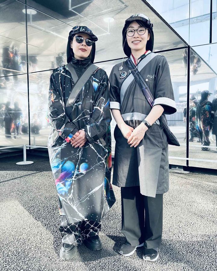 画像: 会場の中でもひときわ存在感を放つ、ブラックを基調にしたグラフィカルなユニフォーム