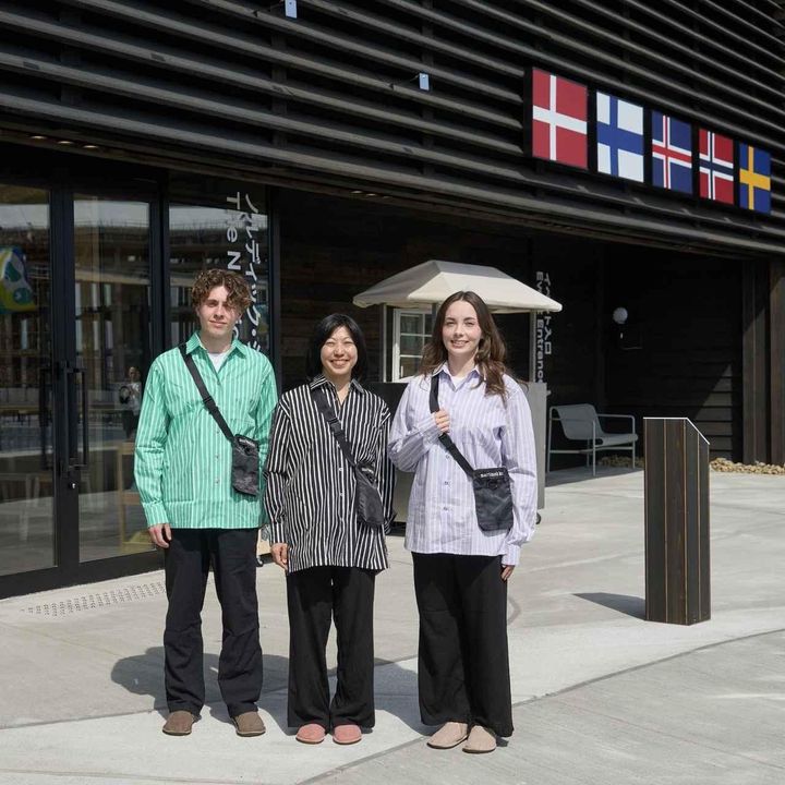 画像: 「Marimekko（マリメッコ）」のストライプシャツは、大きめサイズを選んでリラックスシルエットで着るのがアテンダントのみなさまの間でブームなのだそう