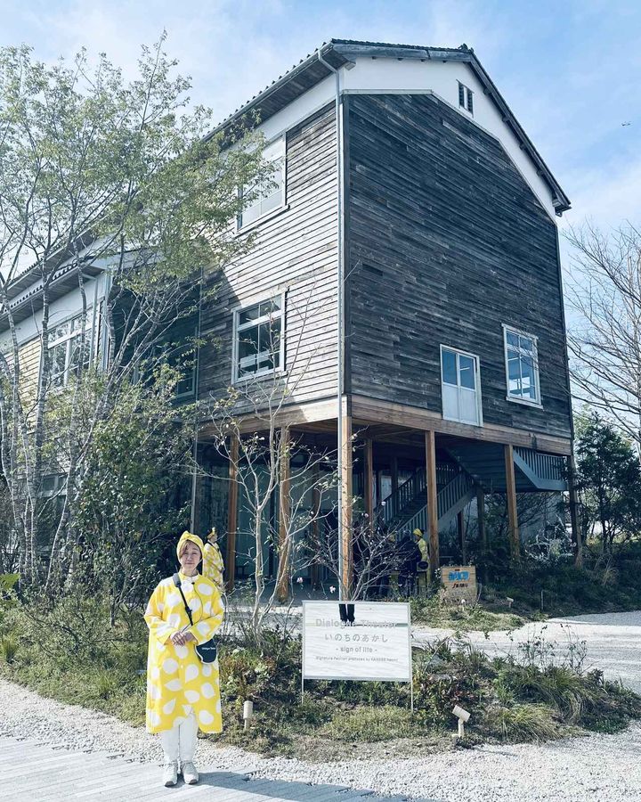 画像: 京都府からやってきた廃校舎を再利用した木造パビリオンと、モダンな吹き出し柄ユニフォームが不思議と調和