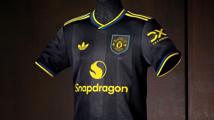 プレミア名門に“90年代復活”の新ユニフォームが登場！元選手が「カンフーポーズ」で着用姿を披露