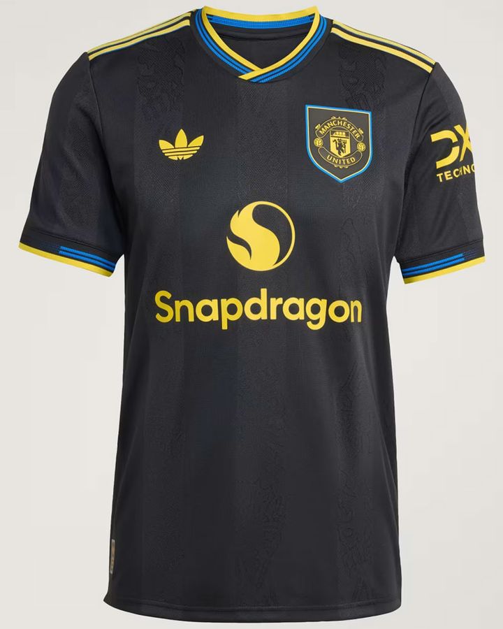 プレミア名門に“90年代復活”の新ユニフォームが登場！元選手が「カンフーポーズ」で着用姿を披露