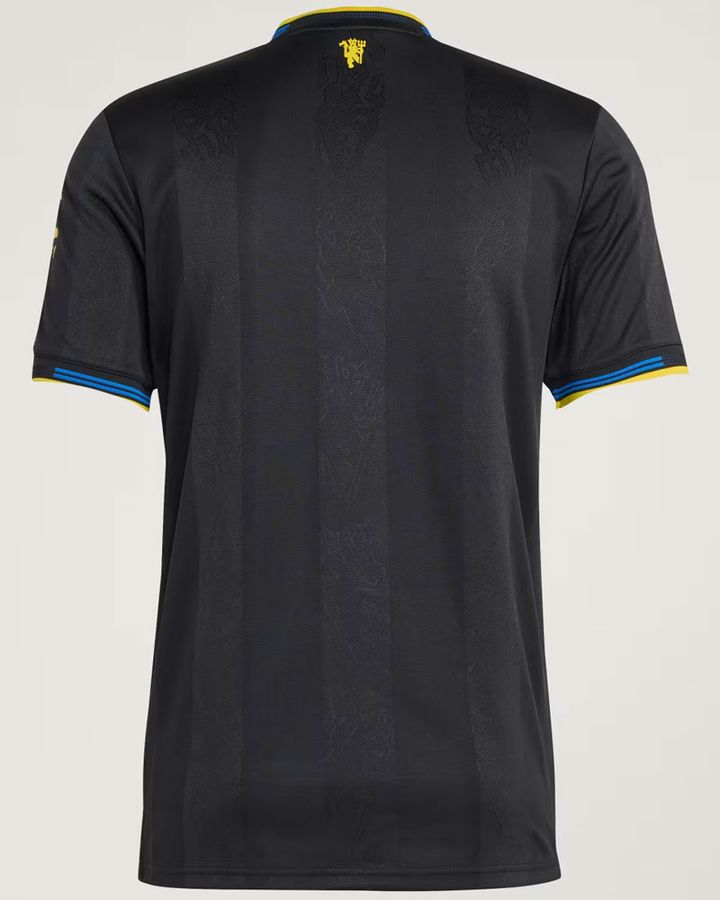 プレミア名門に“90年代復活”の新ユニフォームが登場！元選手が「カンフーポーズ」で着用姿を披露