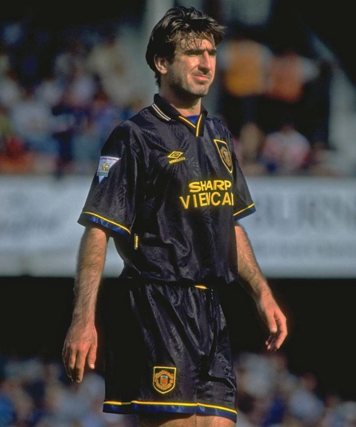 プレミア名門に“90年代復活”の新ユニフォームが登場！元選手が「カンフーポーズ」で着用姿を披露