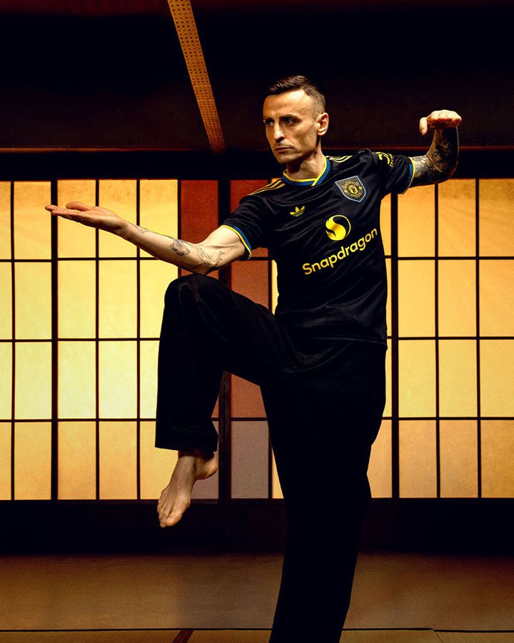 プレミア名門に“90年代復活”の新ユニフォームが登場！元選手が「カンフーポーズ」で着用姿を披露