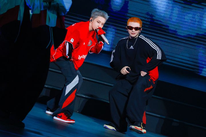 「ECHO!」のパフォーマンスをする2人