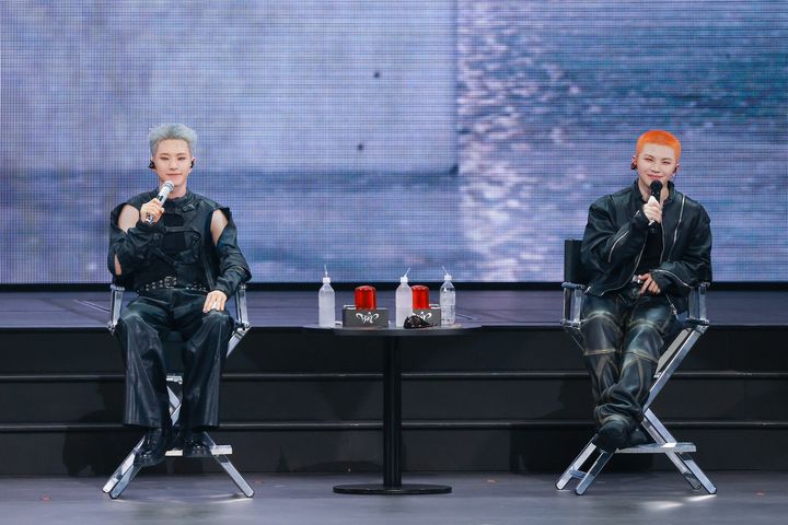 ステージ上でトークする2人