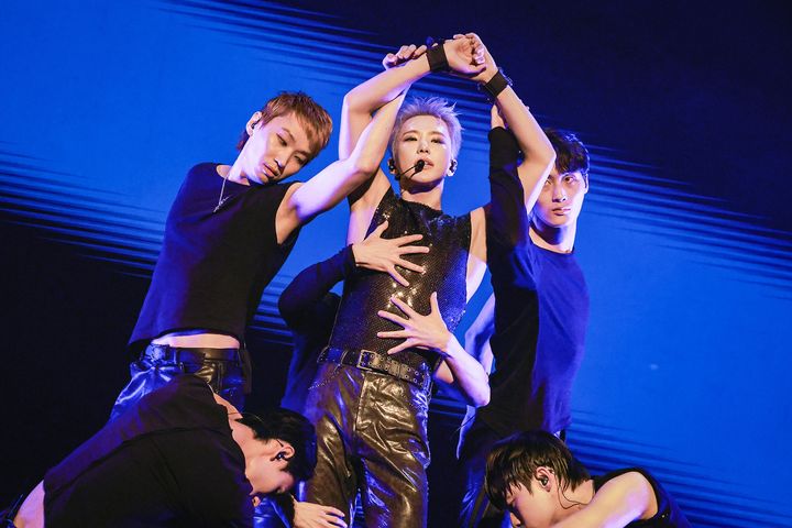 「Spider」をパフォーマンスするHOSHI