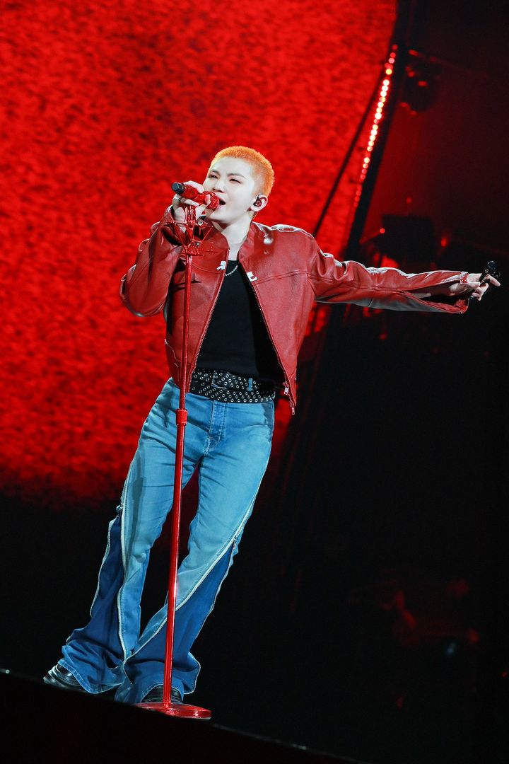 「Ruby」をパフォーマンスするWOOZI