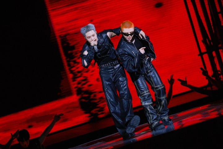 「Bring it」をパフォーマンスする2人