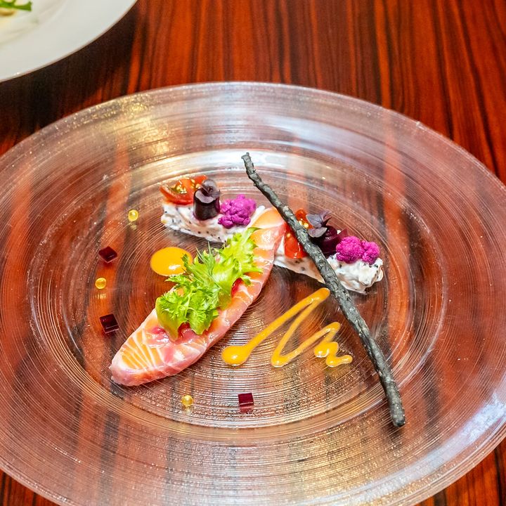 サーモンの紫キャベツマリネ 五種豆のサラダと黒麻のグリッシーニ