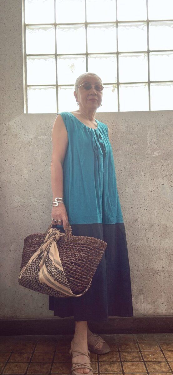 涼やかなカラーの服を着ている島崎真代さん 