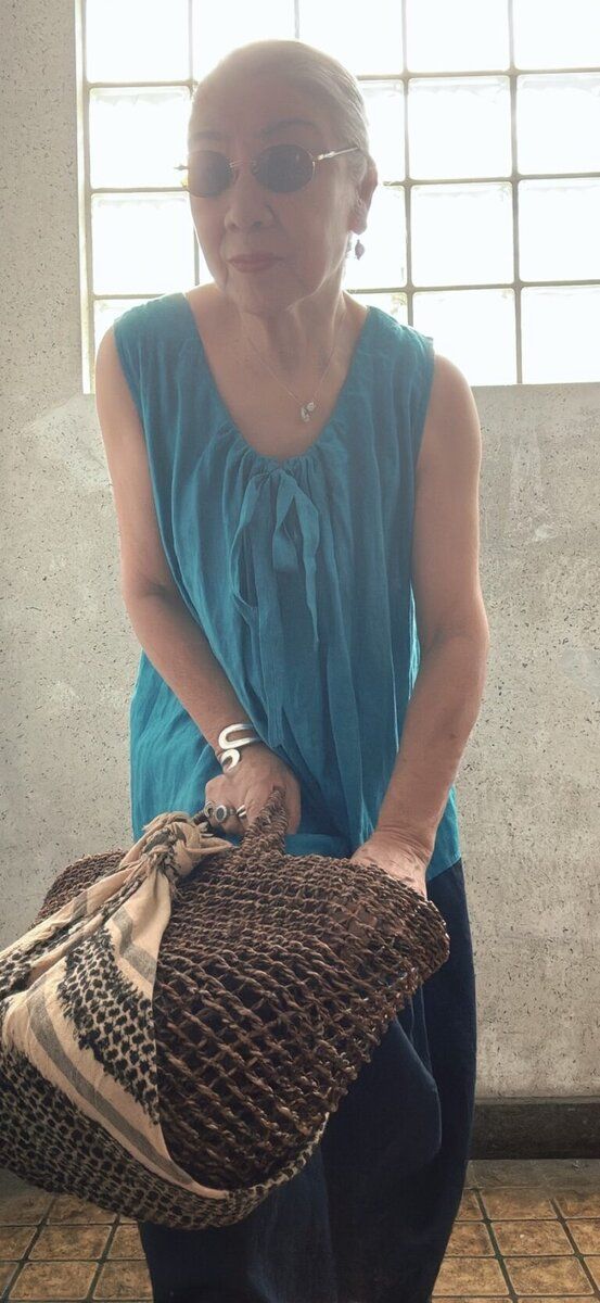 涼やかなカラーの服を着ている島崎真代さん