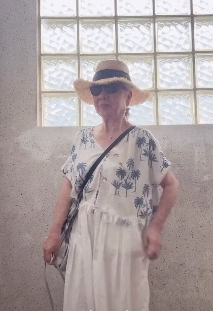 柄物を着る島崎真代さん