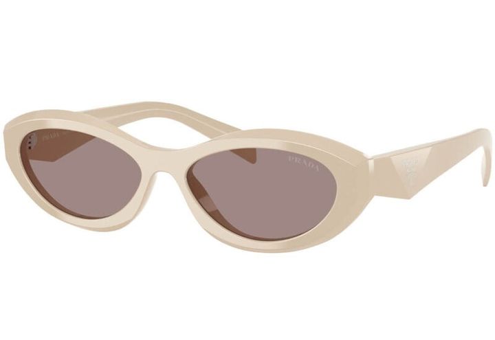 クールな表情を演出してくれるデザインと、やわらかな印象のミルキーベージュの、旬な組み合わせ。6万5340円（プラダ／ルックスオティカジャパン カスタマーサービス）