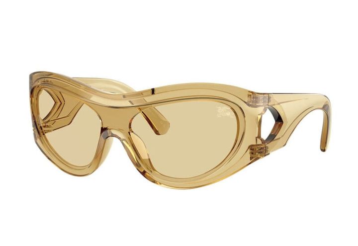 クリアベージュは肌なじみ抜群。特徴的なフォルムも意外とフィット。6万610円（バーバリー／ルックスオティカジャパン カスタマーサービス）