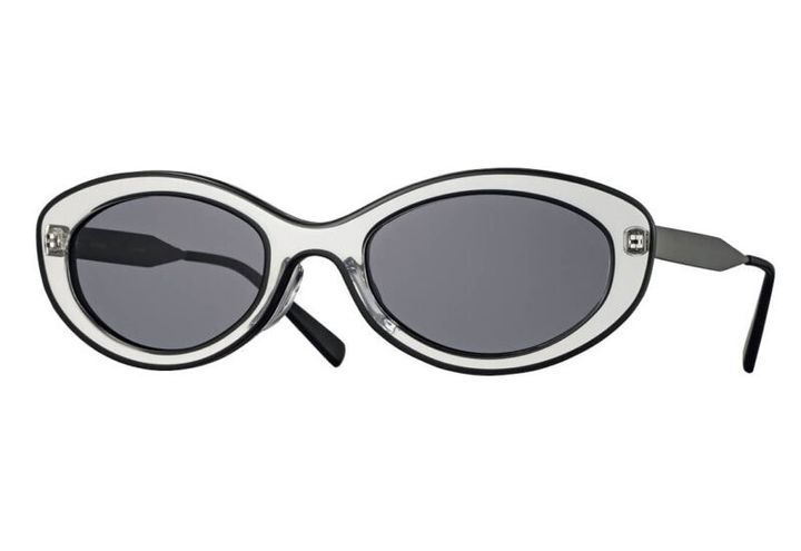 肌の赤みや黄ぐすみを払うならクリアカラーのサングラスを。視覚効果をフルに使って。5万9400円（アイヴァン／アイヴァン 東京ギャラリー）