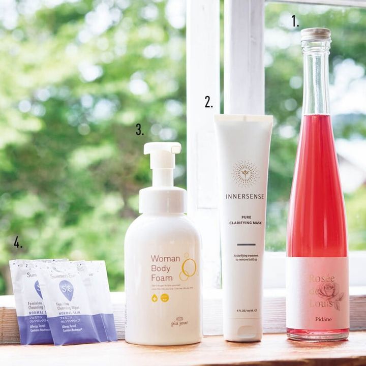 1.バラを発酵させたビネガー。「吐息がバラの香りになって口臭予防に。かいた汗もベタッとしない気が」。濃縮バラ発酵エキス ロゼ・ド・ルイ 375mL 3万2400円（ピダン） 2.炭×クレイが汚れを吸着。「後頭部の蒸れやニオイが気になりません」。インナーセンス ピュアクラリファイングマスク 177mL 4400円（インナーセンス） 3.皮膚の清浄・殺菌・消毒、体臭・汗臭にも効果的。「フェムゾーンもボディもこれ1本」。ピアジュール ウーマンボディフォーム〈医薬部外品〉 400mL 1848円（EXIA） 4.「脇の蒸れも瞬時にフレッシュに」。サマーズイブ フェミニンクレンジングワイプ ノーマルスキン 16枚入り 638円（ピルボックスジャパン）