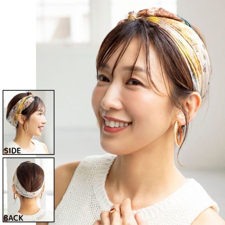 存在感が際立つターバン使いで、リゾートシーンでも映えるスタイルに。スカーフ1万8700円（ピエール＝ルイ・マシア／ピモンテ） ニット1万6000円（バナナ・リパブリック） ピアス4730円（ミミサンジュウサン／サンポークリエイト） リング6800円（コフルジュエリー／ロードス）