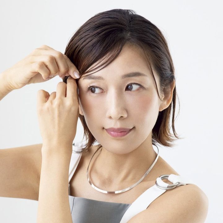 【HOW TO】2．分け目は7：3ぐらいを目安にしながら指先でざっくり整えます。この時、トップは潰さず、空気を入れながら根もとを引き上げるように分けると、ふんわりシルエットになってバランスのいい印象に。