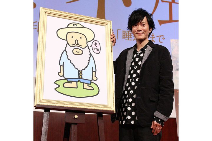 マルモッタン・モネ美術館所蔵 モネ展『印象、日の出』から『睡蓮』まで」で自作のモネの肖像画を披露した田辺誠一さん（撮影＝2015年05月、時事）