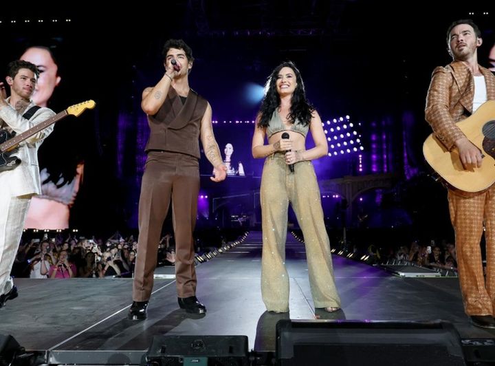 画像: デミ＆ジョナス・ブラザーズが『キャンプ・ロック』の名曲を再びパフォーマンスした夜