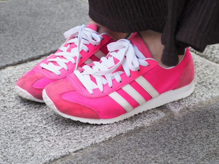アディダスのスニーカー