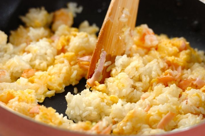 ぷりぷりエビを味わう！基本のチャーハン by 森岡 恵さんの作り方2