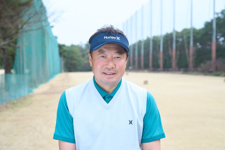 ミスが出ない“正しいアプローチの構え方”！右手1本で打てる位置にボールを置く