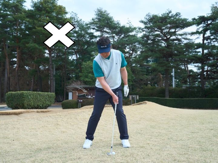 ミスが出ない“正しいアプローチの構え方”！右手1本で打てる位置にボールを置く