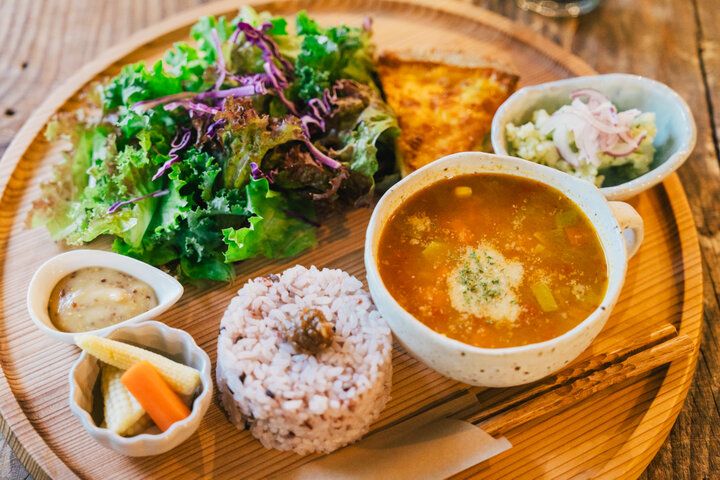 歴史文化財を再生♪檜原村「古民家カフェ 晴ノ舎」で癒やし時間と地元野菜のごちそうを