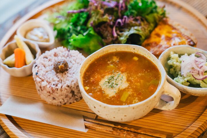 歴史文化財を再生♪檜原村「古民家カフェ 晴ノ舎」で癒やし時間と地元野菜のごちそうを