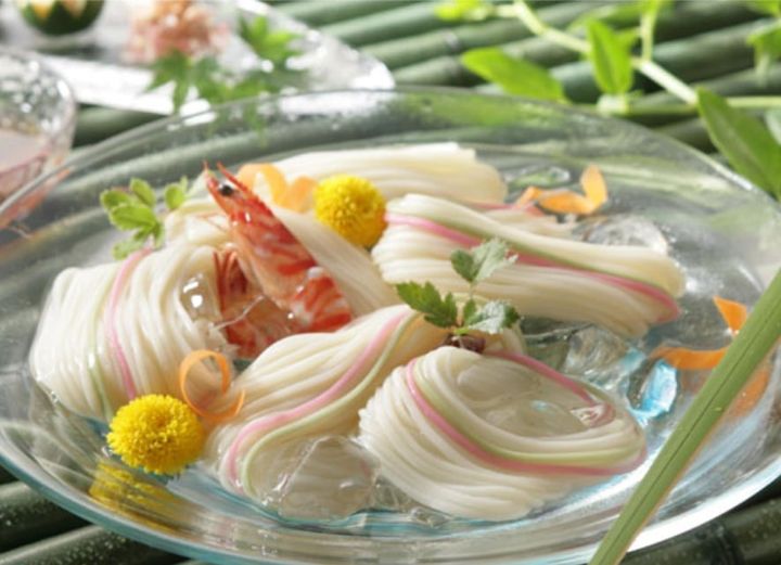 ひやむぎにピンク麺、緑麺が入れられている理由は？（揖保乃糸特約販売店 はりま製麺提供）